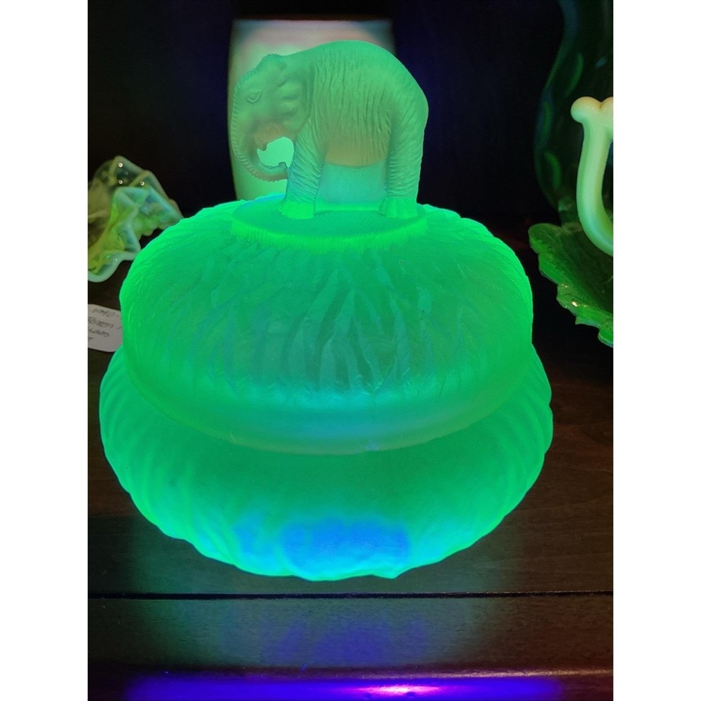 Vintage L.E. Smith Satin Uranium Glass Elephant Powder Jar 4" x 4.5"